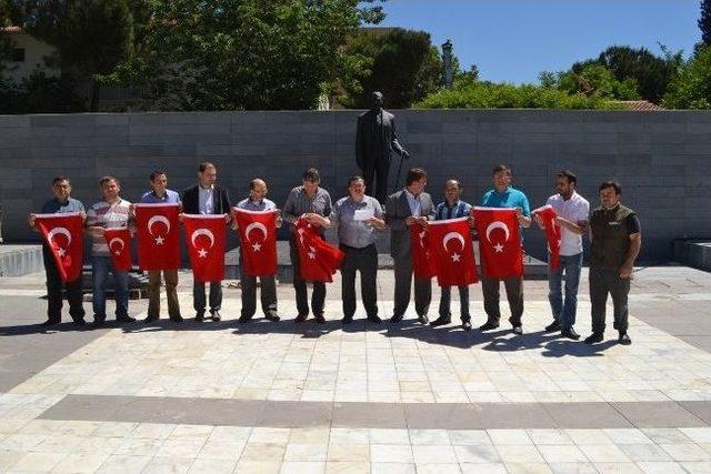 Türk Bayrağının İndirilmesine Kula'dan Tepki