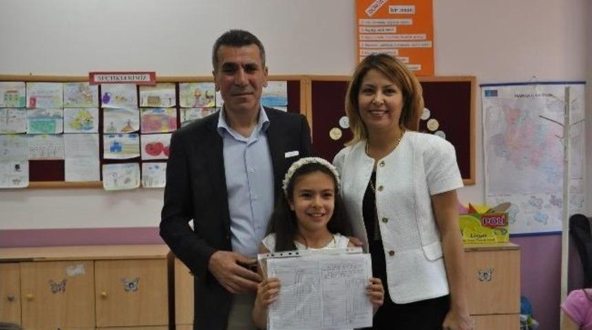 Demirci&rsquo;de &Ouml;ğrencilerin Karnelerini Kaymakam Sezgin Dağıttı