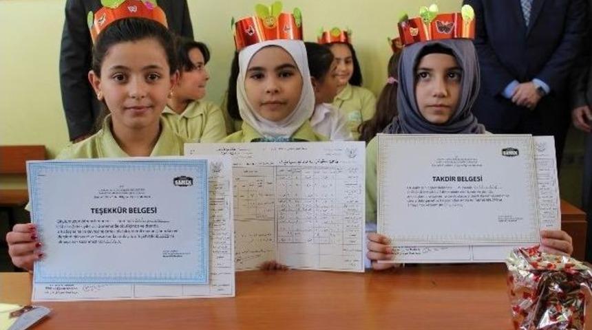 Savaşın &Ccedil;ocukları Karnelerini Aldı