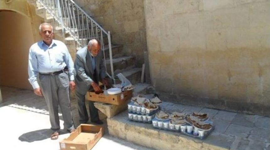 Suriyeli &Ccedil;ocuklara Yoyav&rsquo;dan Yemek