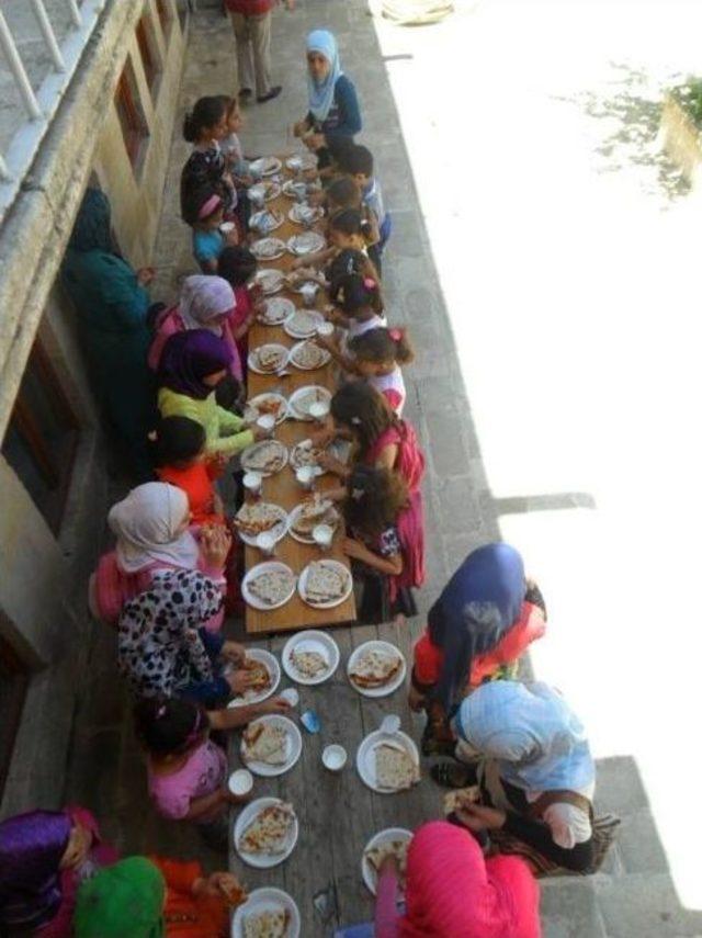 Suriyeli Çocuklara Yoyav’dan Yemek