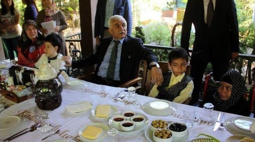 Evde Eğitim G&ouml;ren &Ouml;ğrencilerin Karne Sevinci