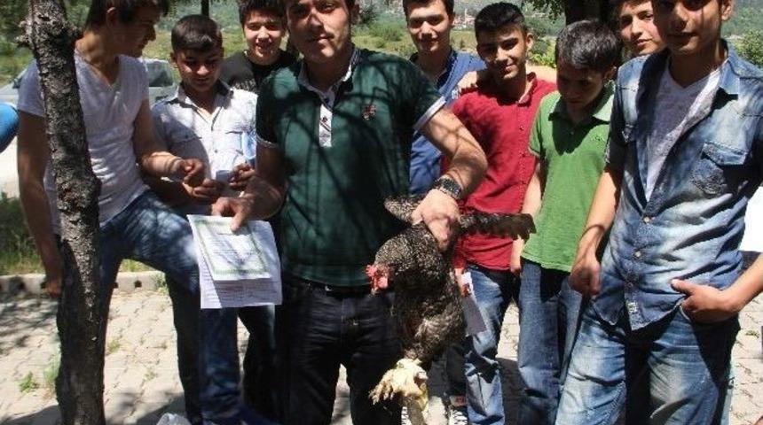 (&ouml;zel Haber) Okulu Bitirince Tavuk Kesti