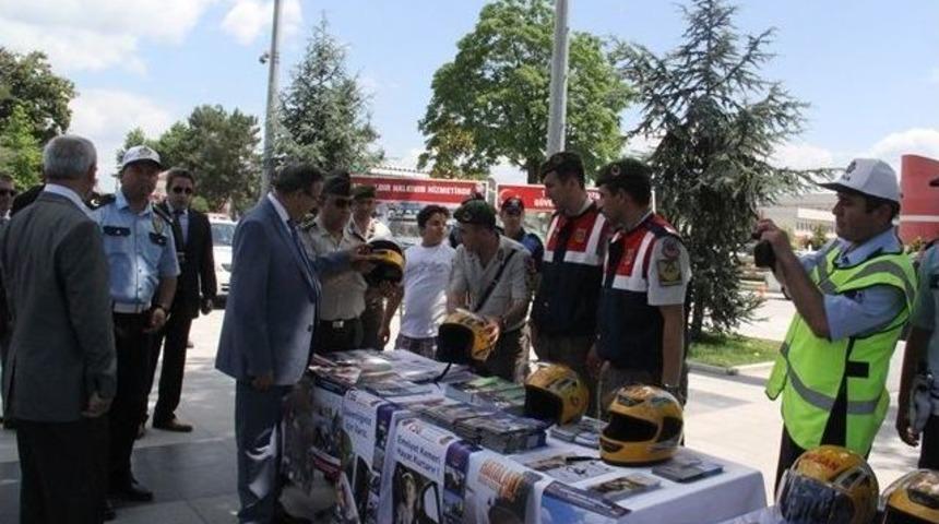 Vali Ali İhsan Su, Motosiklet Ve Bisiklet Sürücülerine Kask Dağıttı