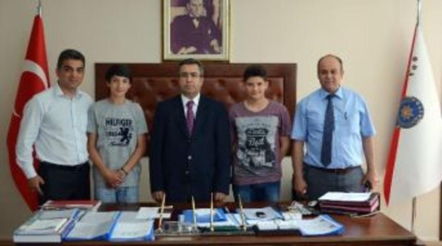 Gen&ccedil;ler Yerde Buldukları Parayı Polise Teslim Etti