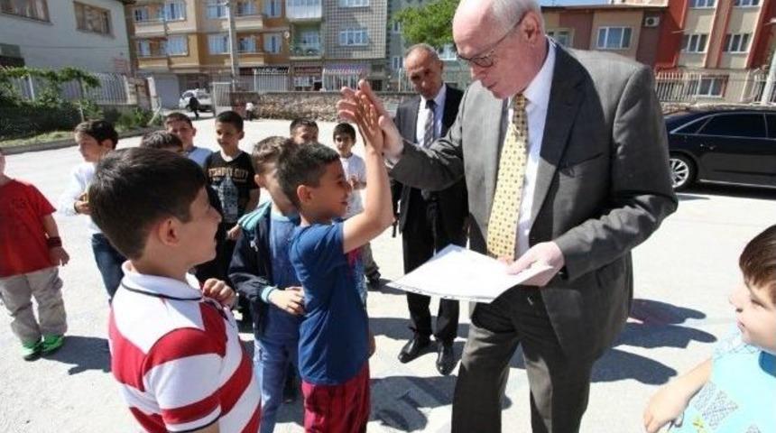 Başkan Kurt'tan &Ouml;ğrencilere Yaz Tatili Hediyesi