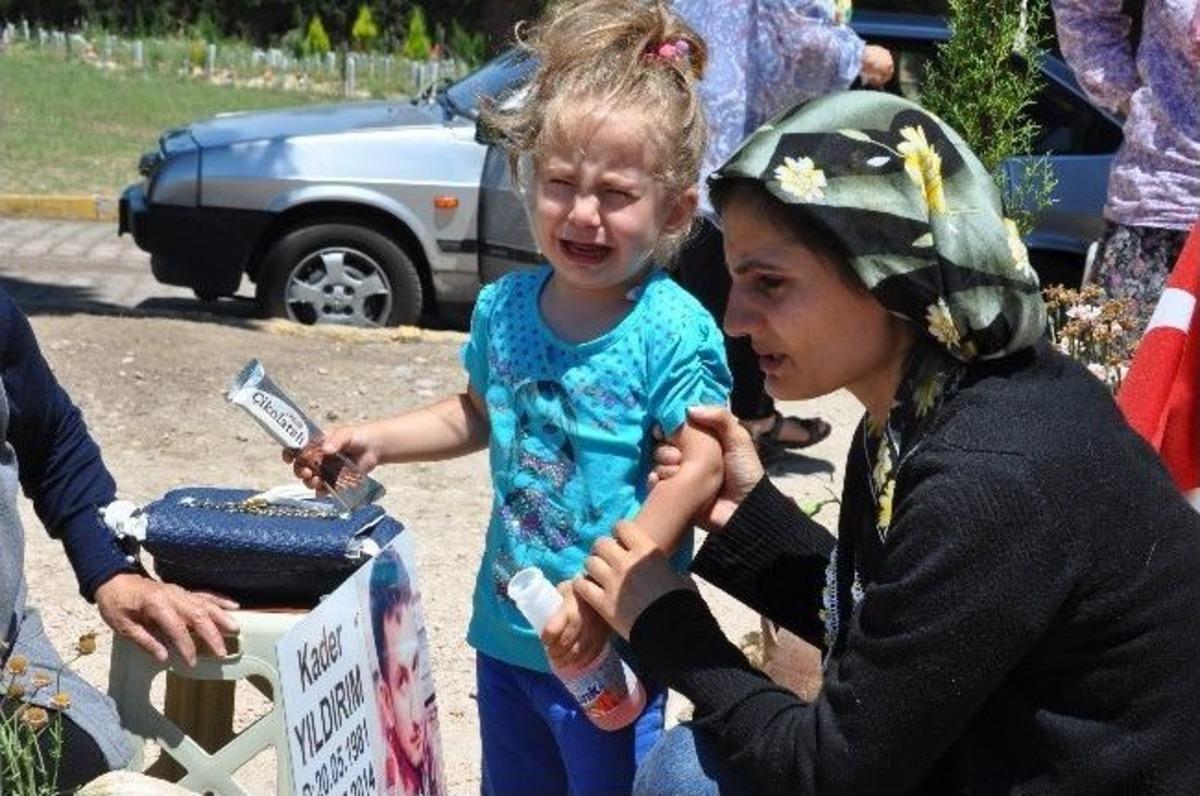 Maden Şehidinin Eşi Mezar Başında G&ouml;zyaşlarına Boğuldu