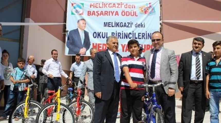 Melikgazi Belediyesi&rsquo;nden Anlamlı Hediye