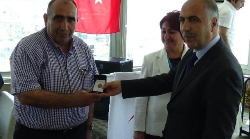 En &Ccedil;ok Kan Bağışı Yapanlar Madalya İle &Ouml;d&uuml;llendirildi