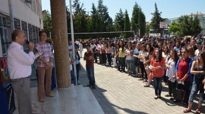 Engelleri Kaldıran Liseli &Ouml;ğrencilere Plaket