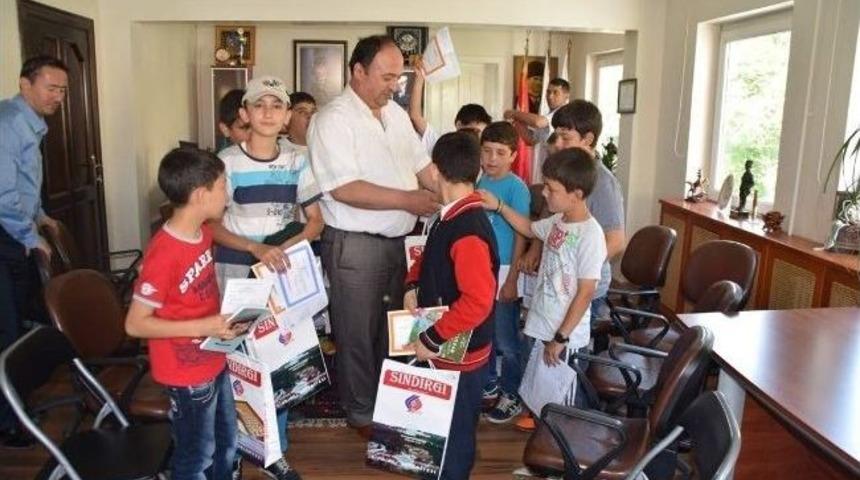 Sındırgı Belediyesi'nden Karne Hediyesi