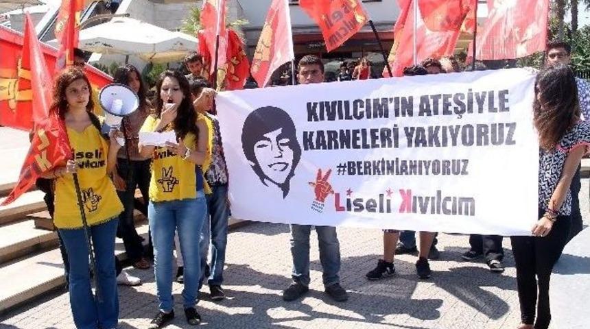 Mersin'de Bir Grup Liseli Karnelerini Yaktı