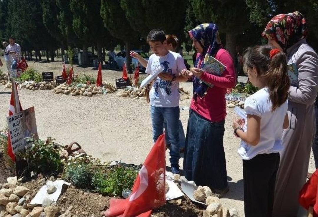 Madenci &Ccedil;ocukları Karnelerini Alıp Babalarına Koştular