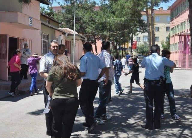 Öğrenciler Arasında Bıçakla Kavga İddiası Polisi Alarma Geçirdi