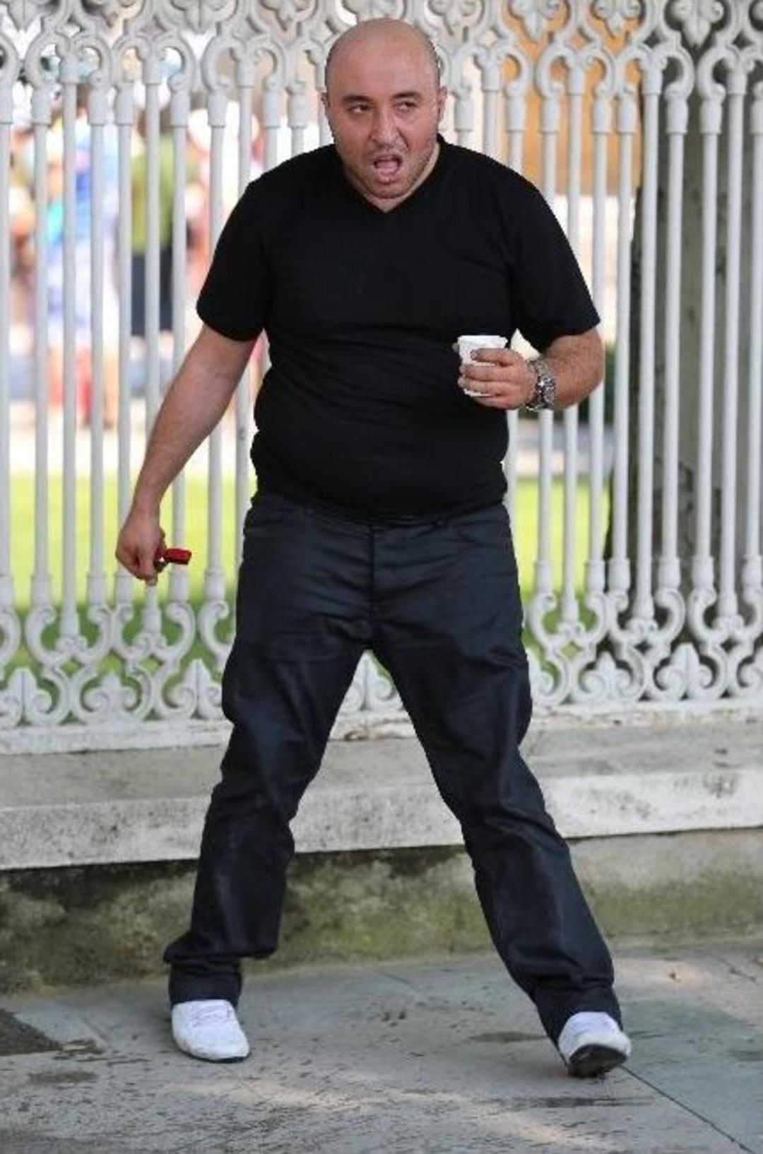 Dolmabah&ccedil;e Sarayı &Ouml;n&uuml;nde Kendisini Yakmak İstedi