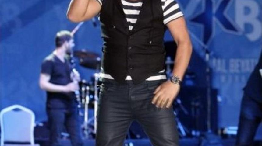 &Ouml;ğrenciler Mezuniyetlerini Yusuf G&uuml;ney Şarkılarıyla Kutladı