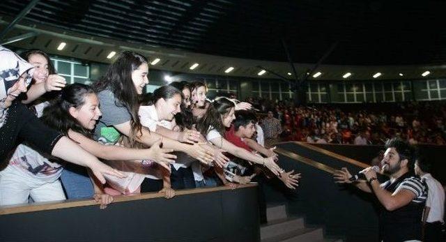 Öğrenciler Mezuniyetlerini Yusuf Güney Şarkılarıyla Kutladı