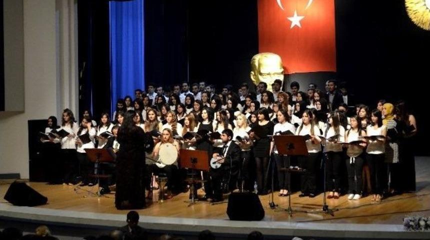 Gönüllü Öğrencilerin Korosu Sevilen Türküleri Seslendirdi