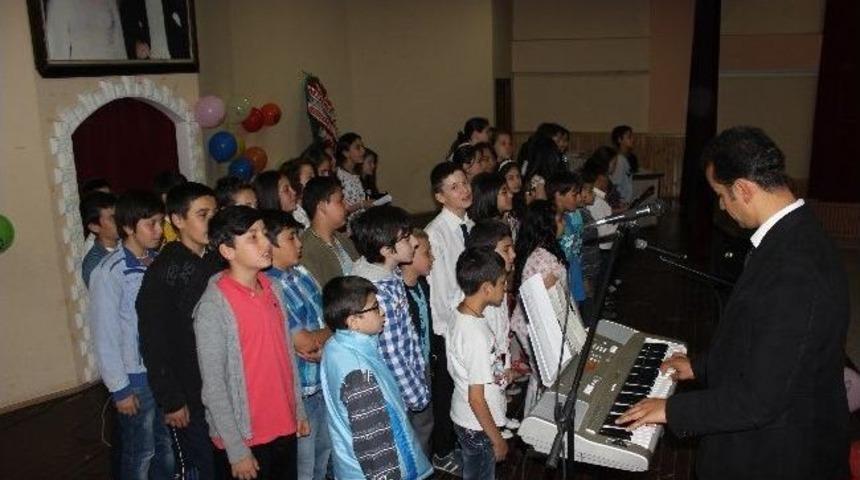 Şarkılar Ve T&uuml;rk&uuml;ler Eşliğinde Tatile Girdiler