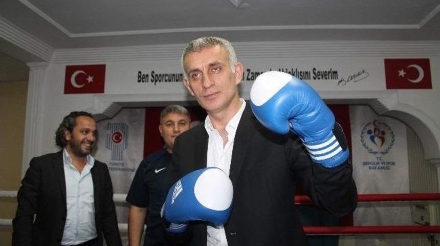 Hacıosmaoğlu Ringe &Ccedil;ıktı, Boks Eldiveni Taktı