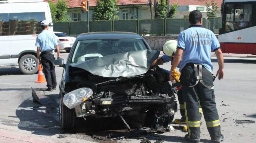 &Uuml;&ccedil; Otomobilin Karıştığı Kazada 2 Kişi Yaralandı