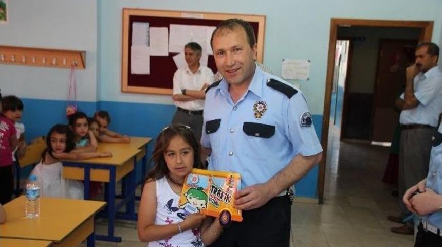 Bilecik'te Karne Hediyesi Polis Amcalarından