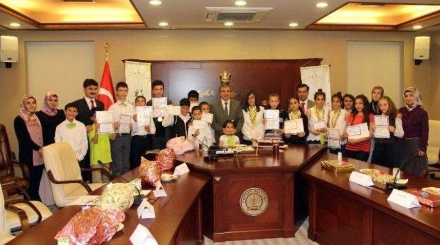 Yozgat&rsquo;ta Hami-yet &Ccedil;ocukları Karne Sevinci Vali Yazıcı İle Paylaştı