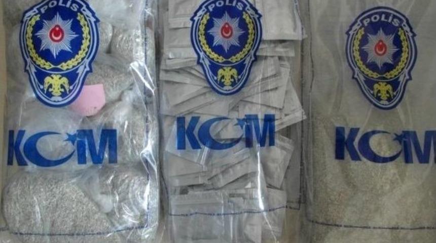 İzmir&rsquo;de 102 Kilo Esrar, 3 Kilo Bonzai Ele Ge&ccedil;irildi