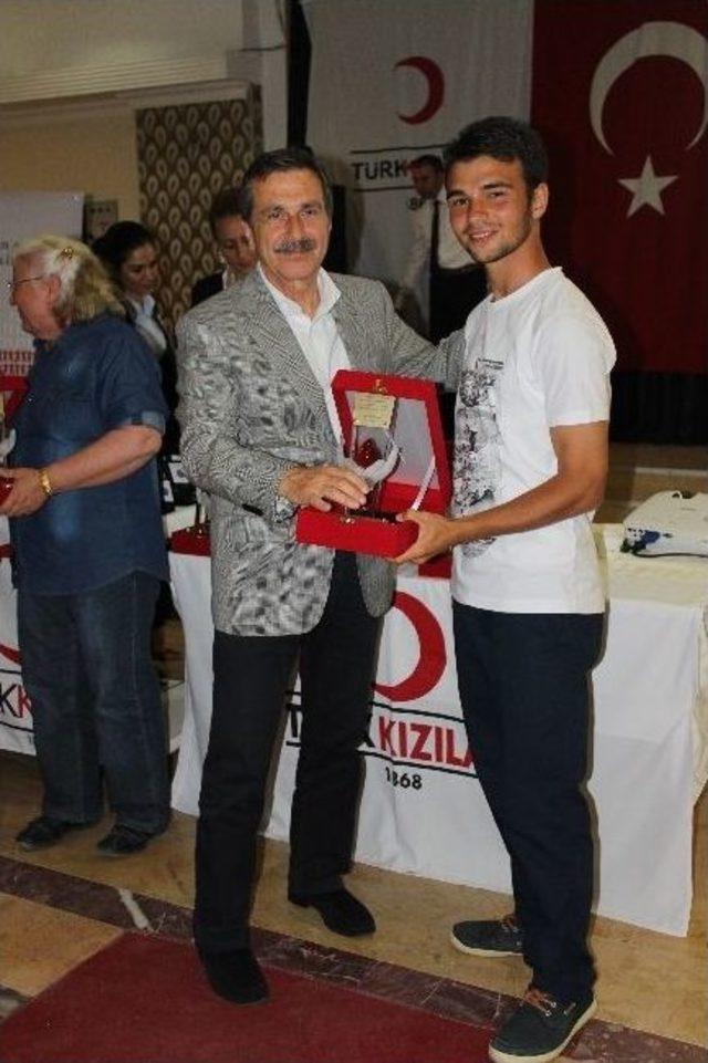 G&ouml;n&uuml;ll&uuml; Kan Bağış&ccedil;ılarına Madalya 1