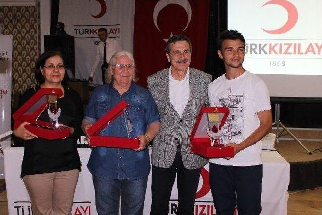 G&ouml;n&uuml;ll&uuml; Kan Bağış&ccedil;ılarına Madalya 2