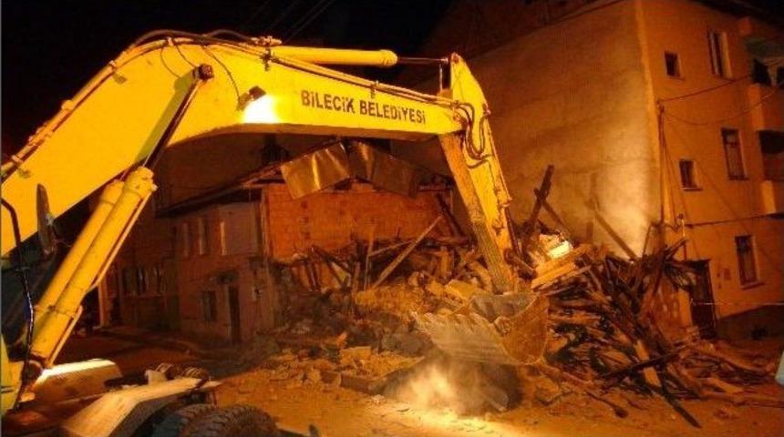 Bilecik'te &Ccedil;&ouml;ken Ev İş Makinesi Yardımıyla Yıkıldı