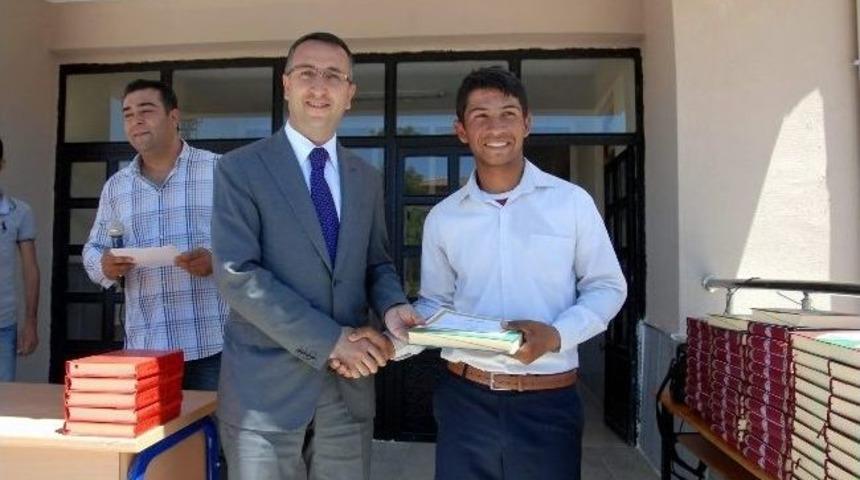 Siverek &Ccedil;pl'de &Ouml;ğrencilere Kur&rsquo;an- Kerim Dağıtıldı