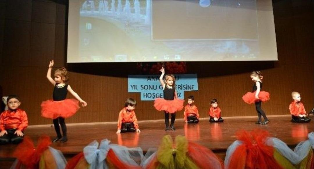 Miniklerin Yılsonu G&ouml;sterileri Renkli G&ouml;r&uuml;nt&uuml;lere Sahne Oldu