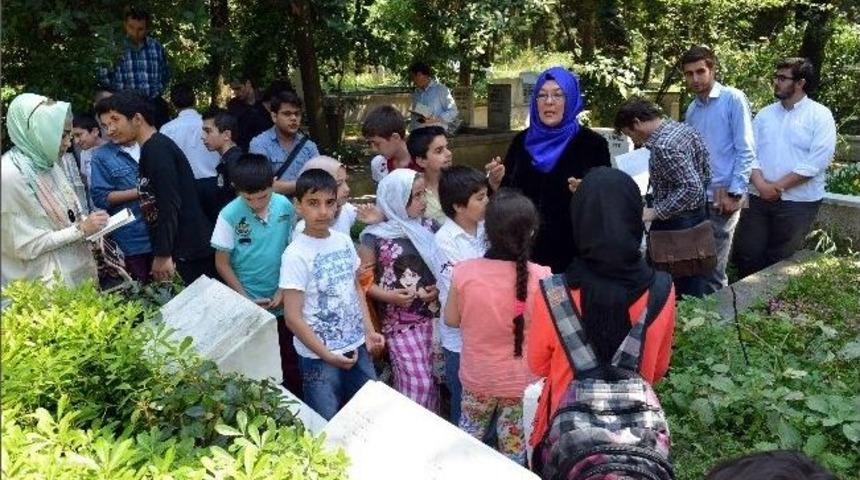 &Uuml;sk&uuml;darlı &Ouml;ğrenciler Cemil Meri&ccedil;&rsquo;i Dualarla Andı