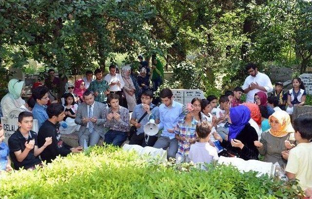 &Uuml;sk&uuml;darlı &Ouml;ğrenciler Cemil Meri&ccedil;&rsquo;i Dualarla Andı 1