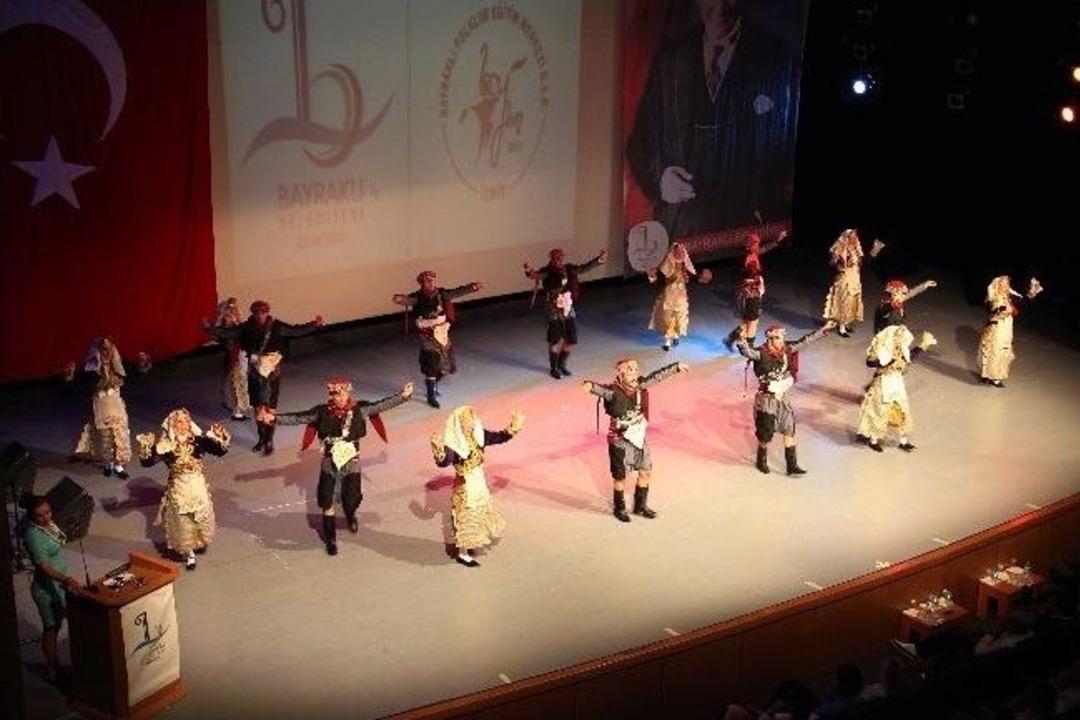 Bayraklı Halk Oyunlarıyla Coştu