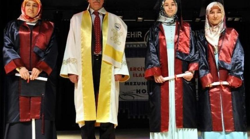 İlahiyat Fak&uuml;ltesi'nde Mezuniyet Sevinci