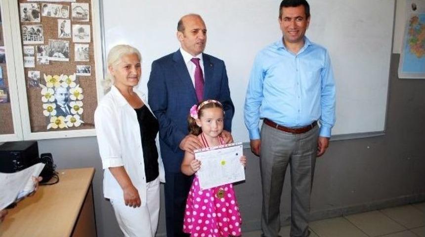 Mudanya Kaymakamı Karne Dağıttı