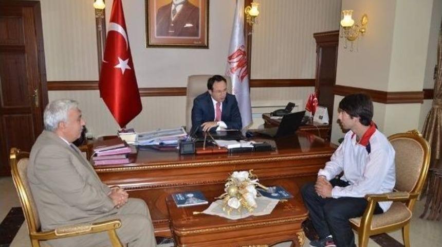 Milli Sporcudan Vali Akdemir&rsquo;e Ziyaret