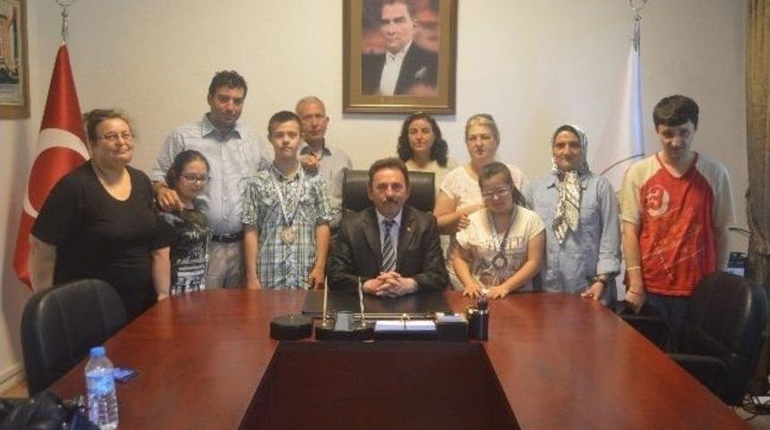 Down Sendromlu Sporcular, Vali Yardımcısı Eskioğlu&rsquo;nu Ziyaret Etti