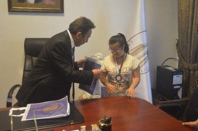 Down Sendromlu Sporcular, Vali Yardımcısı Eskioğlu&rsquo;nu Ziyaret Etti 1