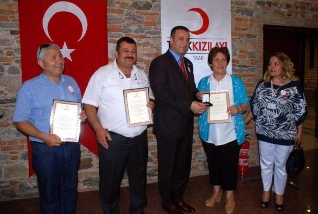 Kızılaydan Rekortmen Kan Bağış&ccedil;ılarına Anlamlı &Ouml;d&uuml;l