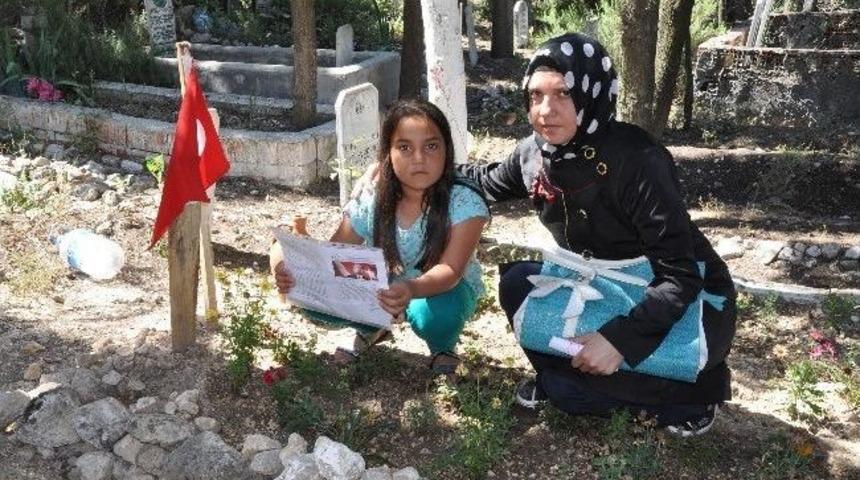 (&ouml;zel Haber) K&uuml;&ccedil;&uuml;k Esra Karnesini Aldı Babasının Mezarına Koştu