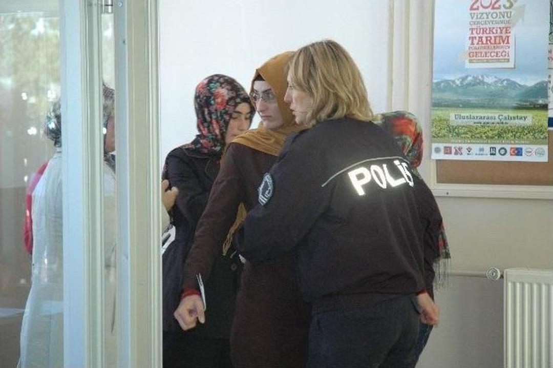 Sınava Girişteki Yoğun G&uuml;venlik &Ouml;nlemi Emanet&ccedil;ilere Yaradı