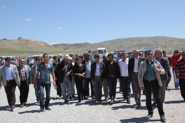 Van B&uuml;y&uuml;kşehir Belediye Başkanı Kaya, Tuşba A&ccedil;ık Oto Pazarını Ziyaret Etti 2