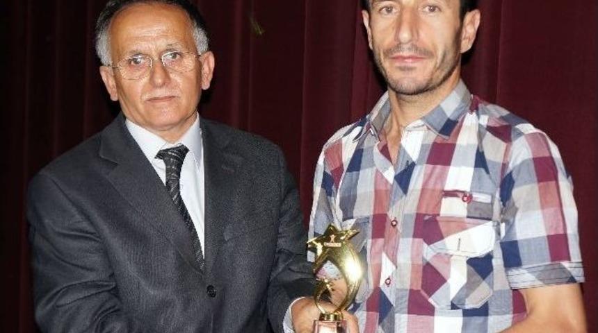 Somalı Madenciye Yılın &Ouml;rnek İş&ccedil;isi &Ouml;d&uuml;l&uuml;