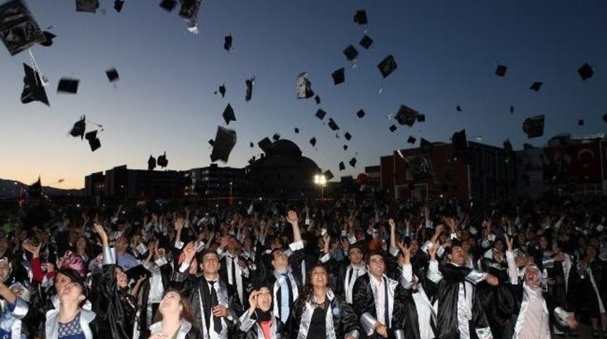 Adıyaman &Uuml;niversitesinde Mezuniyet Coşkusu