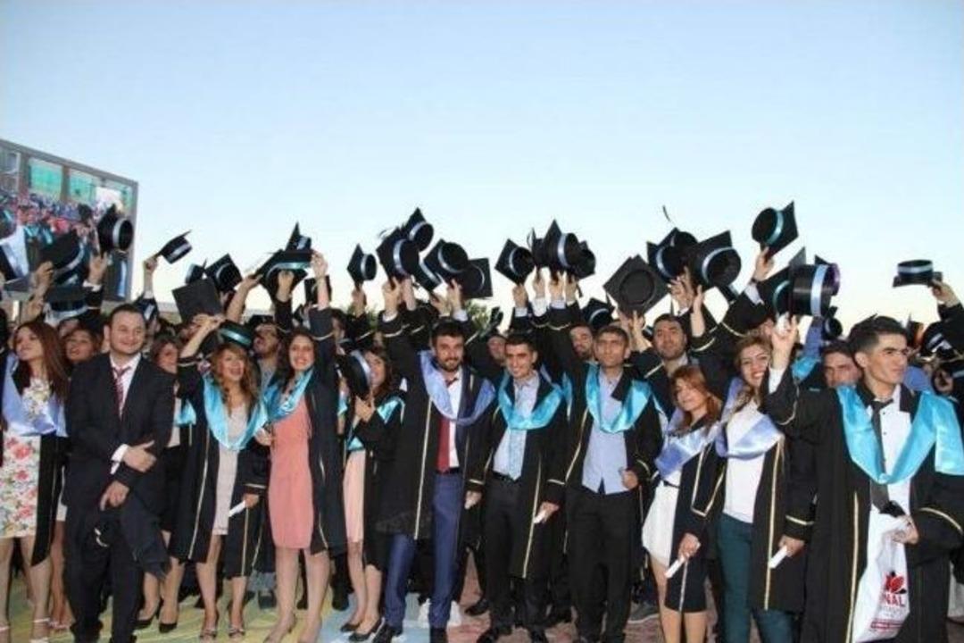 Harran &Uuml;niversitesi&rsquo;nde Mezuniyet Sevinci