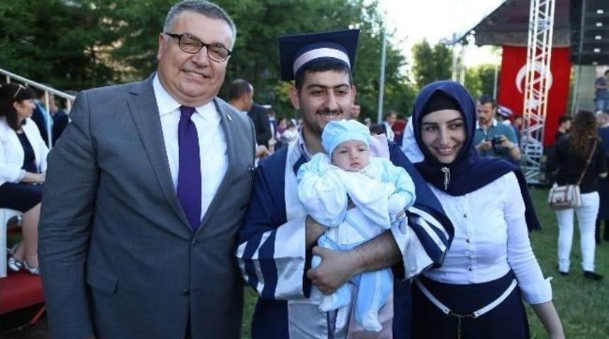 Gen&ccedil; Anne Ve Baba Mezuniyet T&ouml;renine 35 Bebeğiyle Katıldı