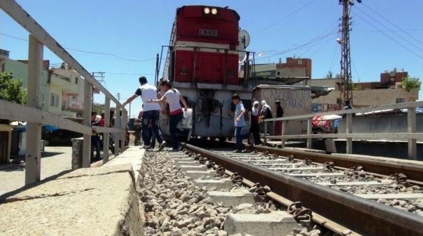 Trenin Altında Kalan Adam Feci Şekilde &Ouml;ld&uuml;